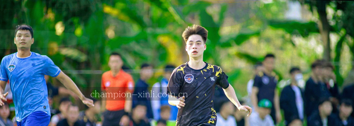 深绿底色上由荧光黄斜线构成的抽象球场线条图形，无人物