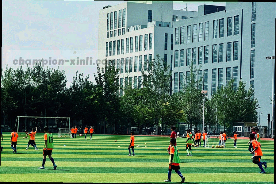 场边替补席与队医区域画面，色调偏冷，画面一侧带橙红色状态标识
